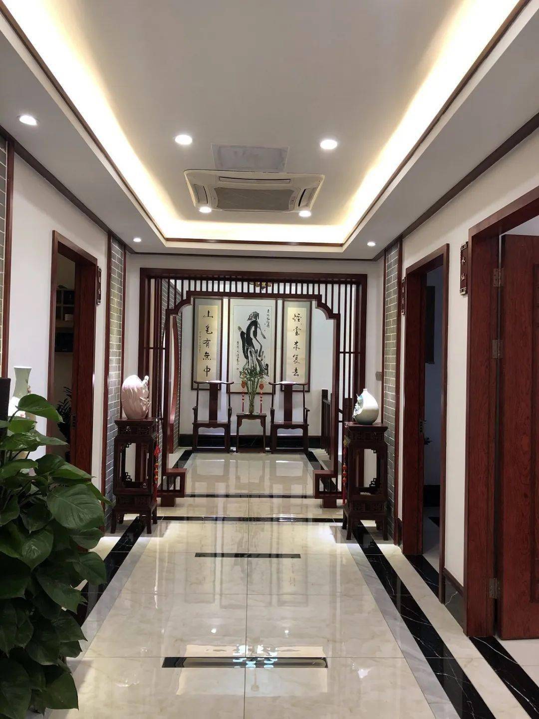 茶空间上下两层共设有八个品鉴茶室此外还设有产品展示区品饮体验区