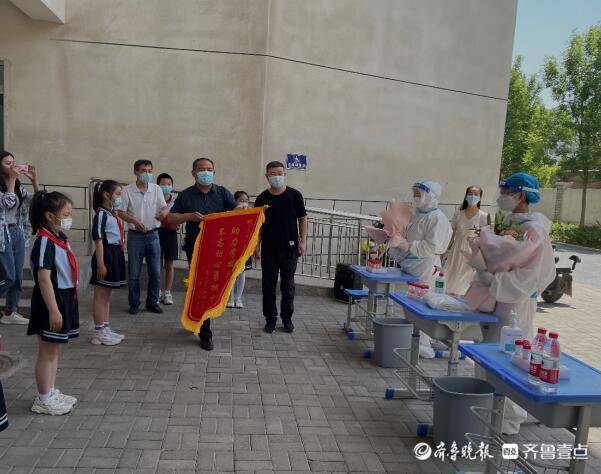 致敬核酸检测医务工作者东昌府区阳明小学开展主题活动