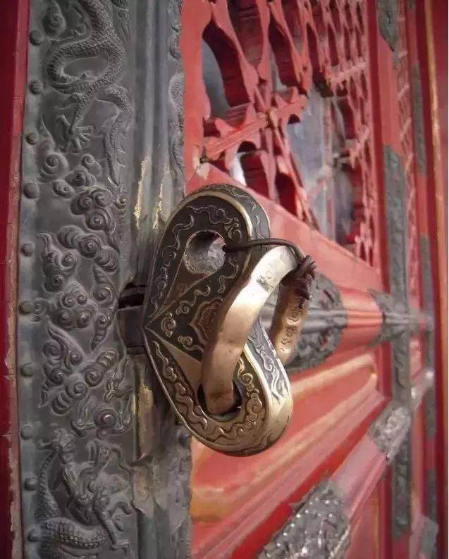 十二楼中尽晓妆,望仙楼上望君王,锁衔金兽连环冷,水滴铜龙昼漏长.