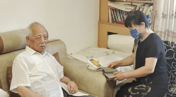 昌平92岁离休干部主动接种新冠疫苗_老人_国资委_马兆瑞