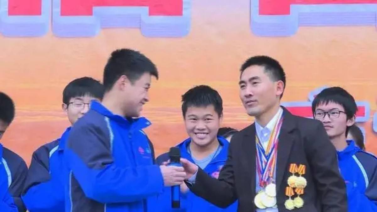 2009年刘秀祥千里背疯娘上大学如今他的工作令人自豪