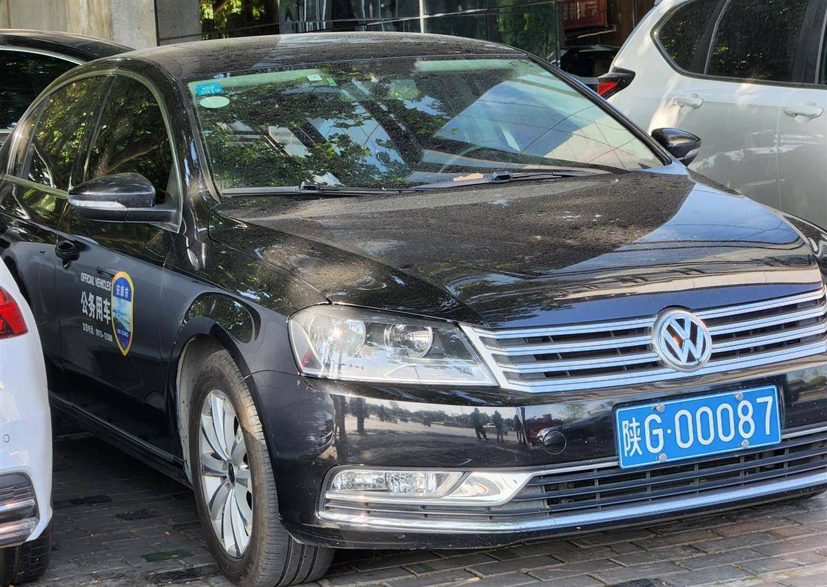 网曝一公务车停在温泉酒店门前,纪委:将调查_车辆_市民_网友