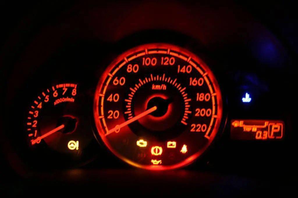 仪表盘上生命红灯一亮必须停车老司机别说你还不知道