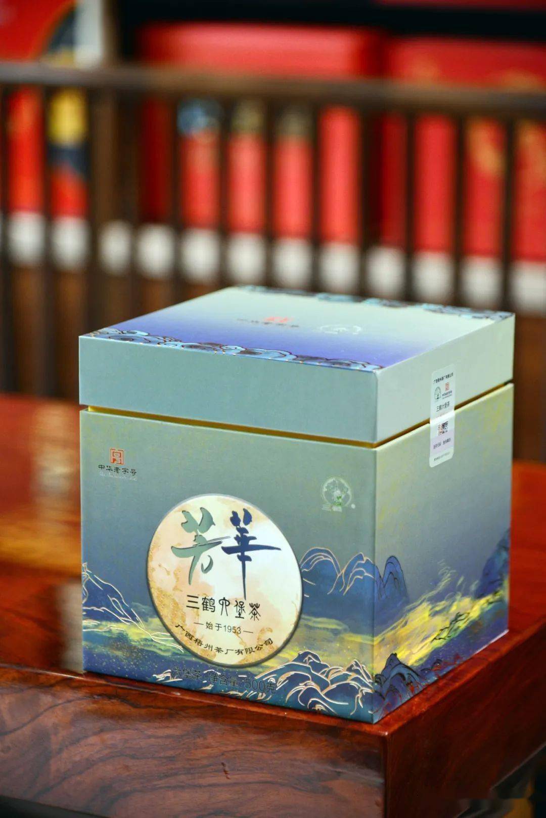 【芳华】外包装礼盒使用青绿色正方形设计,活力满满的青春气息,年轻