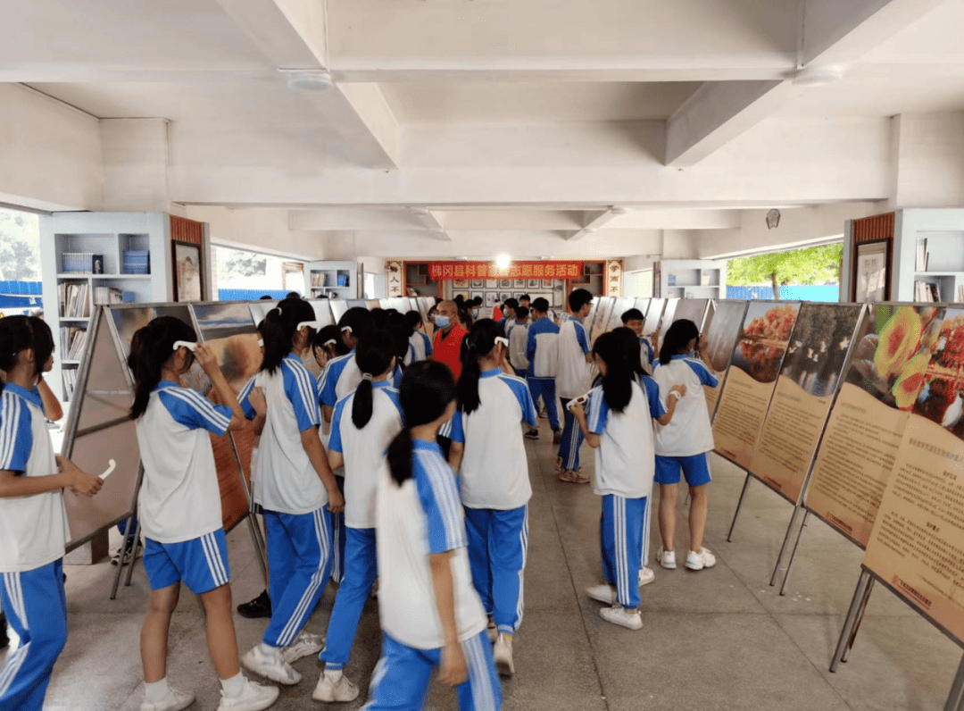一份科普与文化大餐该流动超市的"开张"首场"社科超市"在城东中学开张