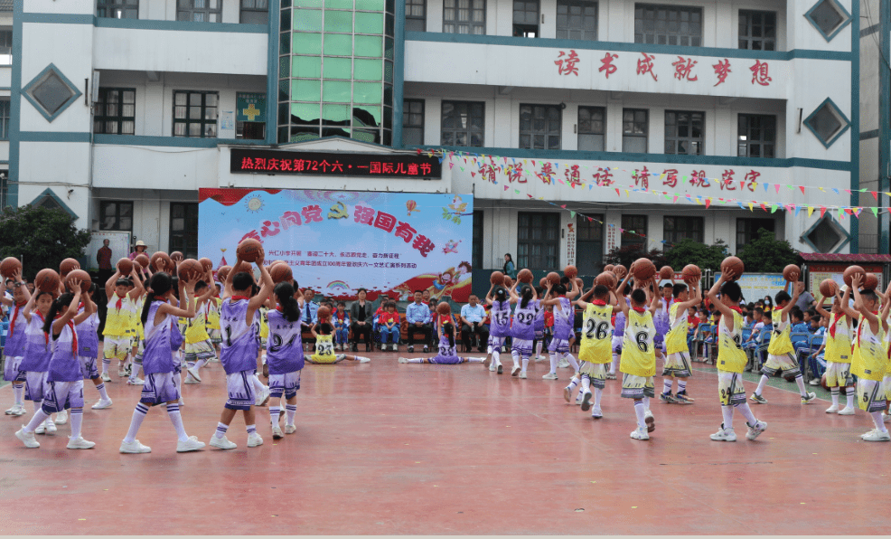 杨世勇到兴仁小学与孩子们欢度六一节