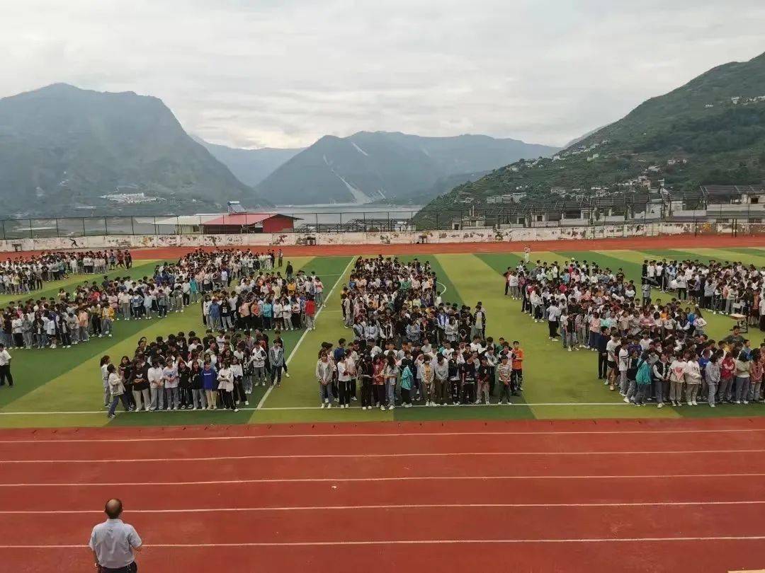 汉源县七一中学教师组织学生按照日常演练,安全有序疏散学生到安全