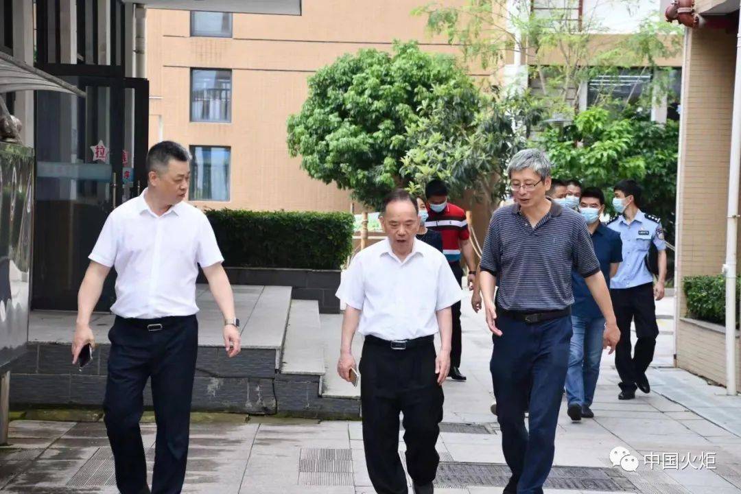 区教育工委委员林勇及学校领导和家长代表参加了活动6月1日,福州市关