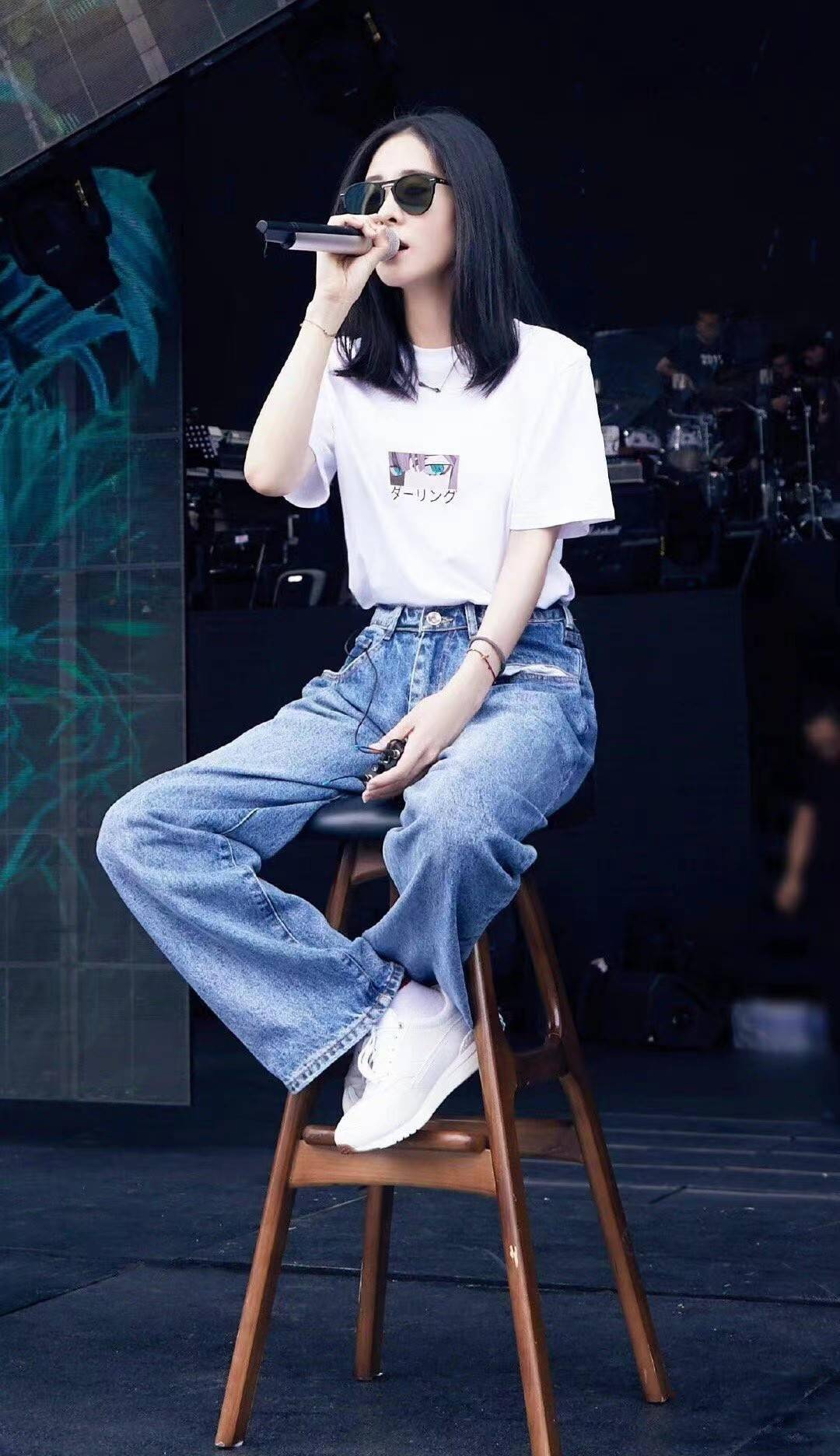 张碧晨奚梦瑶同框身高虽差不少但气质没输穿同类服装也没差别