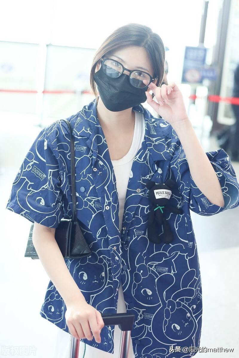 街拍:王怡人蓝色印花短袖衬衫 白色背心 运动短裤休闲随意_机场_北京