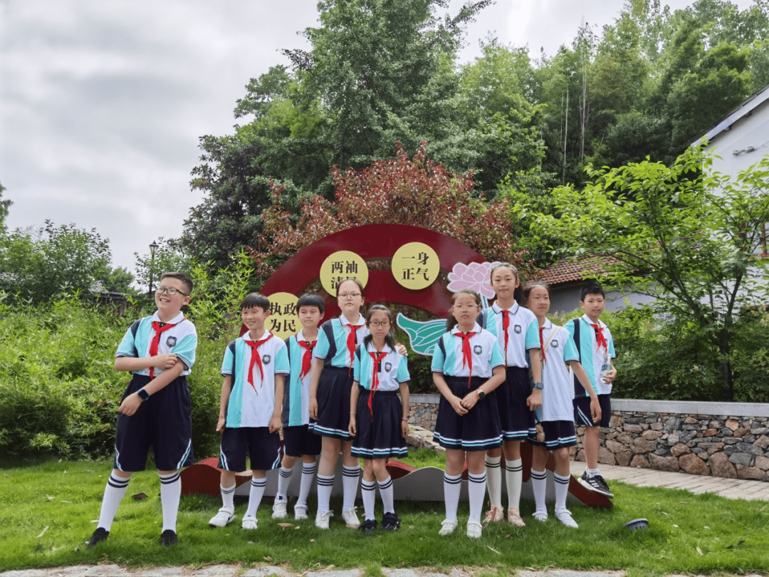 和民族气节,5月29日,京山小学四(4)中队组织队员们开展了亲子实践活动