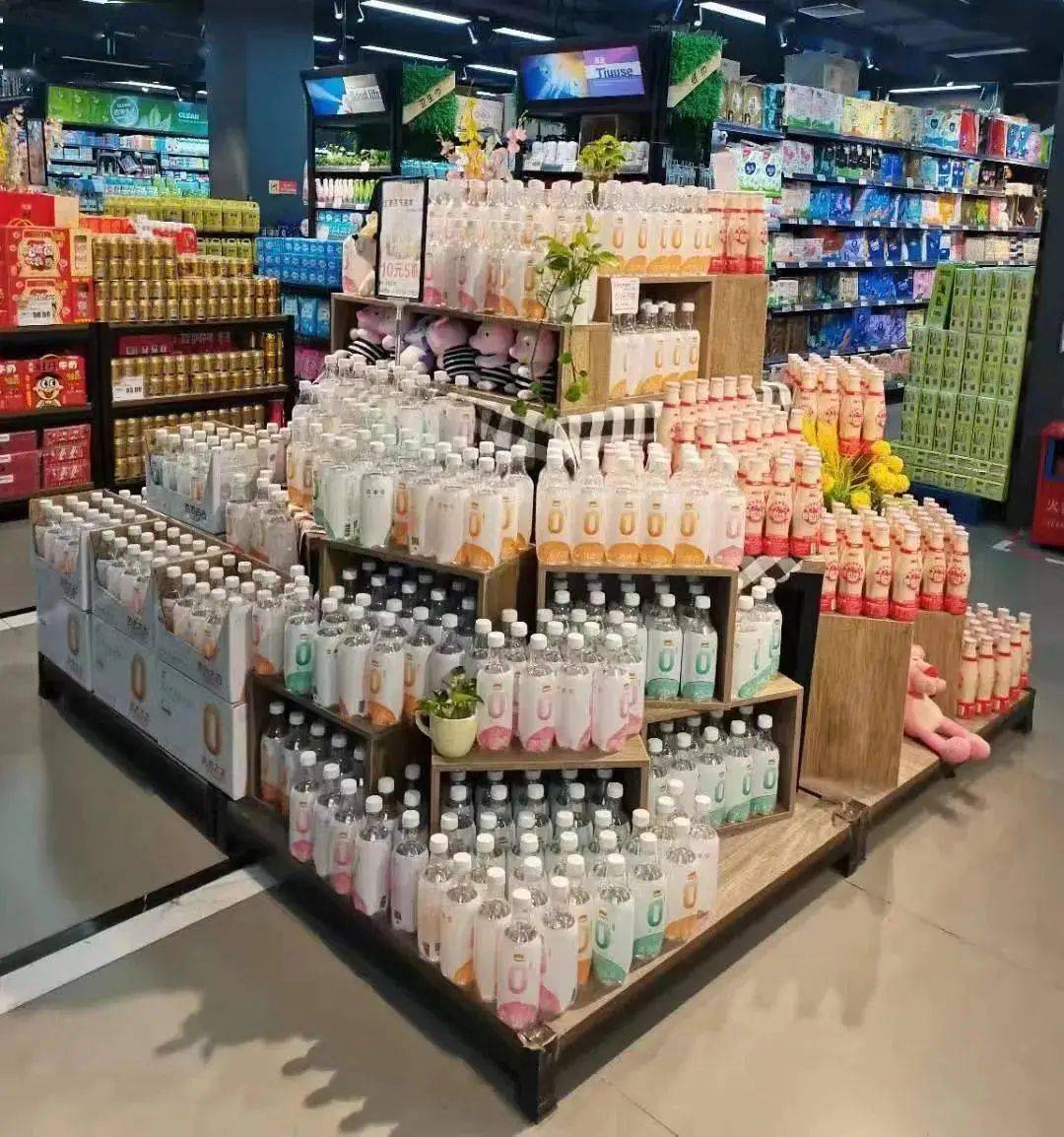 超市酒水饮料陈列图图片