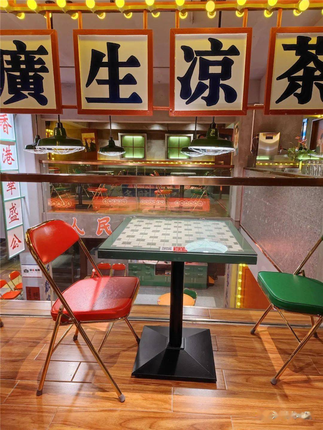 无论是摆饰还是墙画无一不透露出老香港的味道每个角落都是港式小心思
