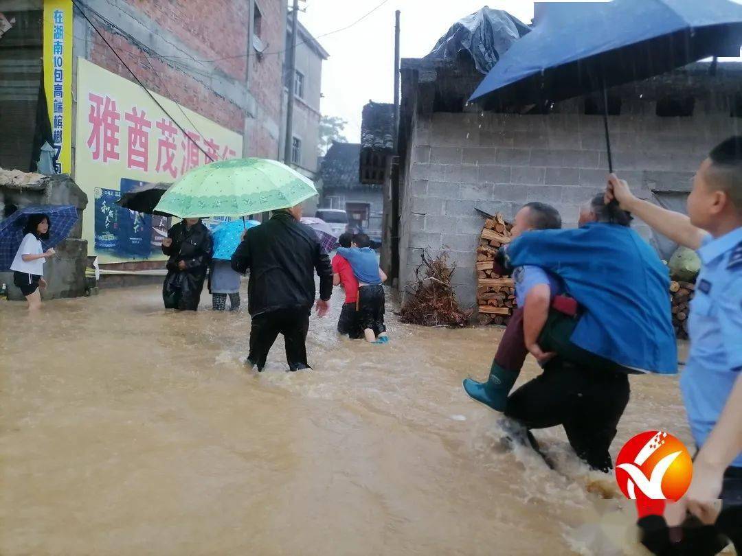 他们洪水中"逆行"多次转移被困群众_花垣县_简彪_雅酉镇