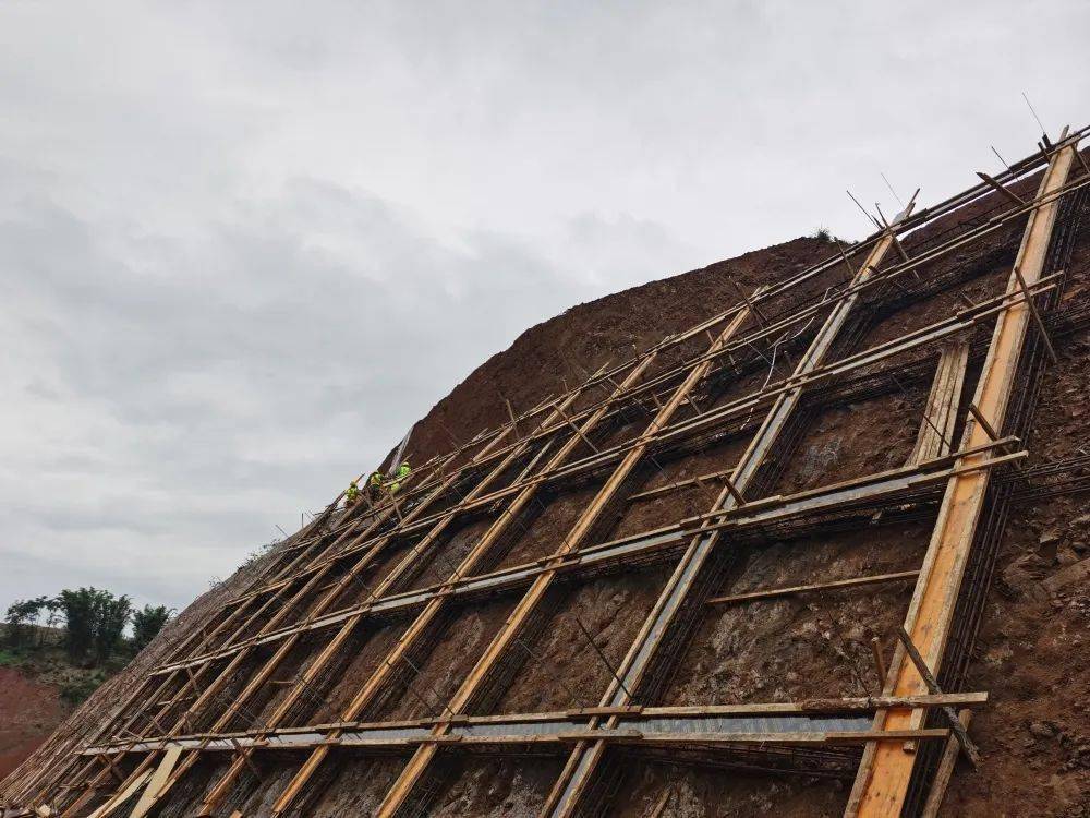 6月1日,渝昆项目洛泽河特大桥0#台顶第8级边坡锚杆框架梁,钢筋模板