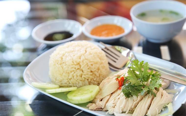 在上月禁令實施前夕,當地雞飯檔更出現人潮簇擁的現象,民眾排隊搶購短期內的「最後一頓海南雞飯」。