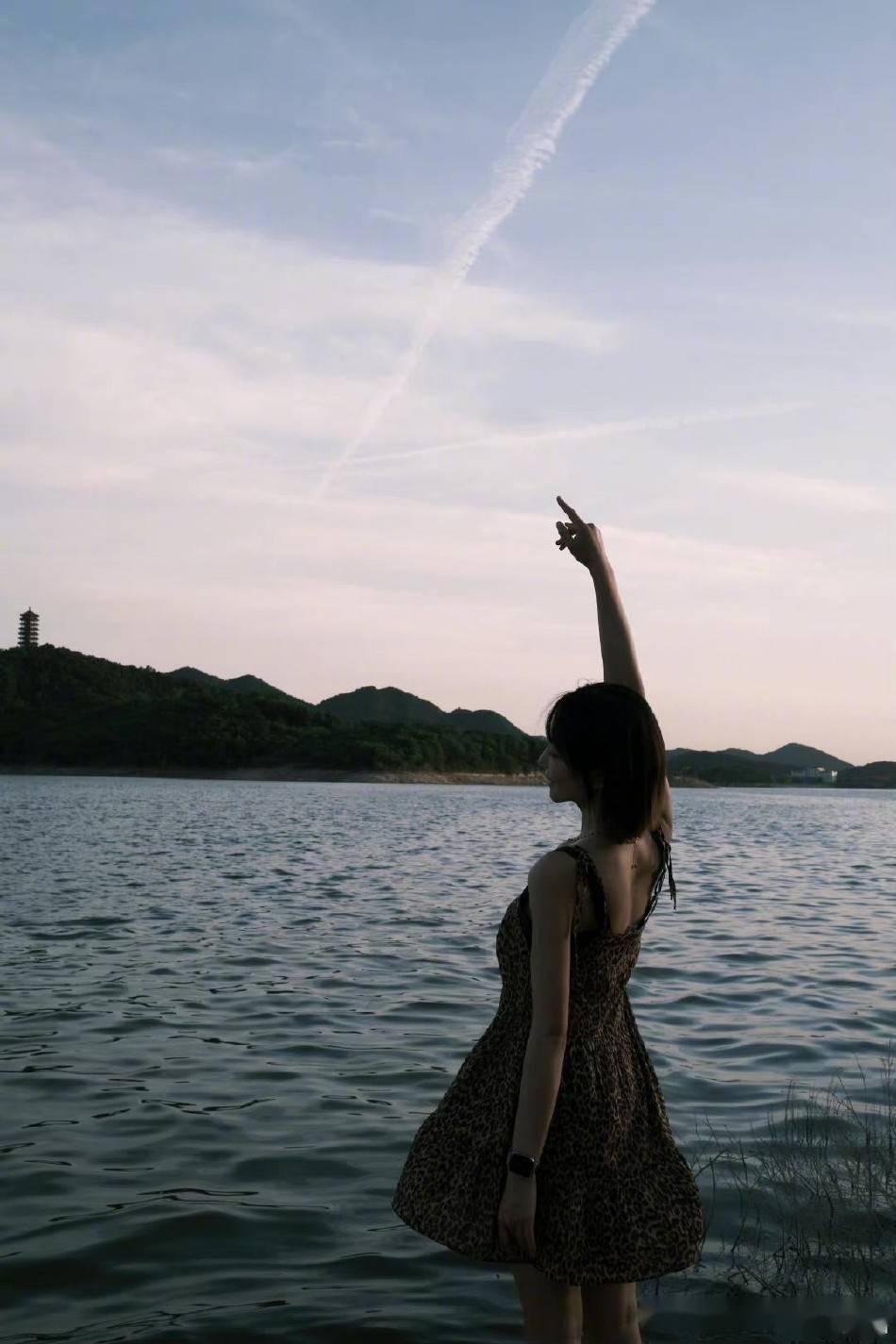 海陆晒海边夏日感写真 穿豹纹短裙搭配清爽短发甜美十足