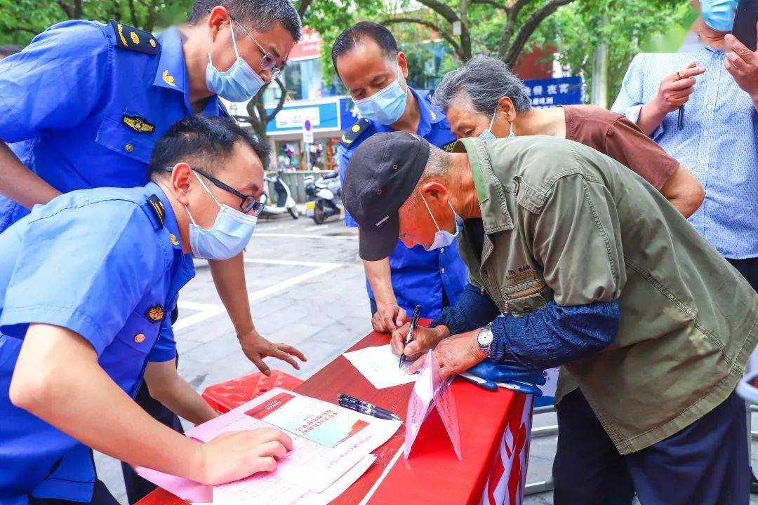 向綠色致淨涇縣城管執法局開展文明創建垃圾分類主題宣傳活動