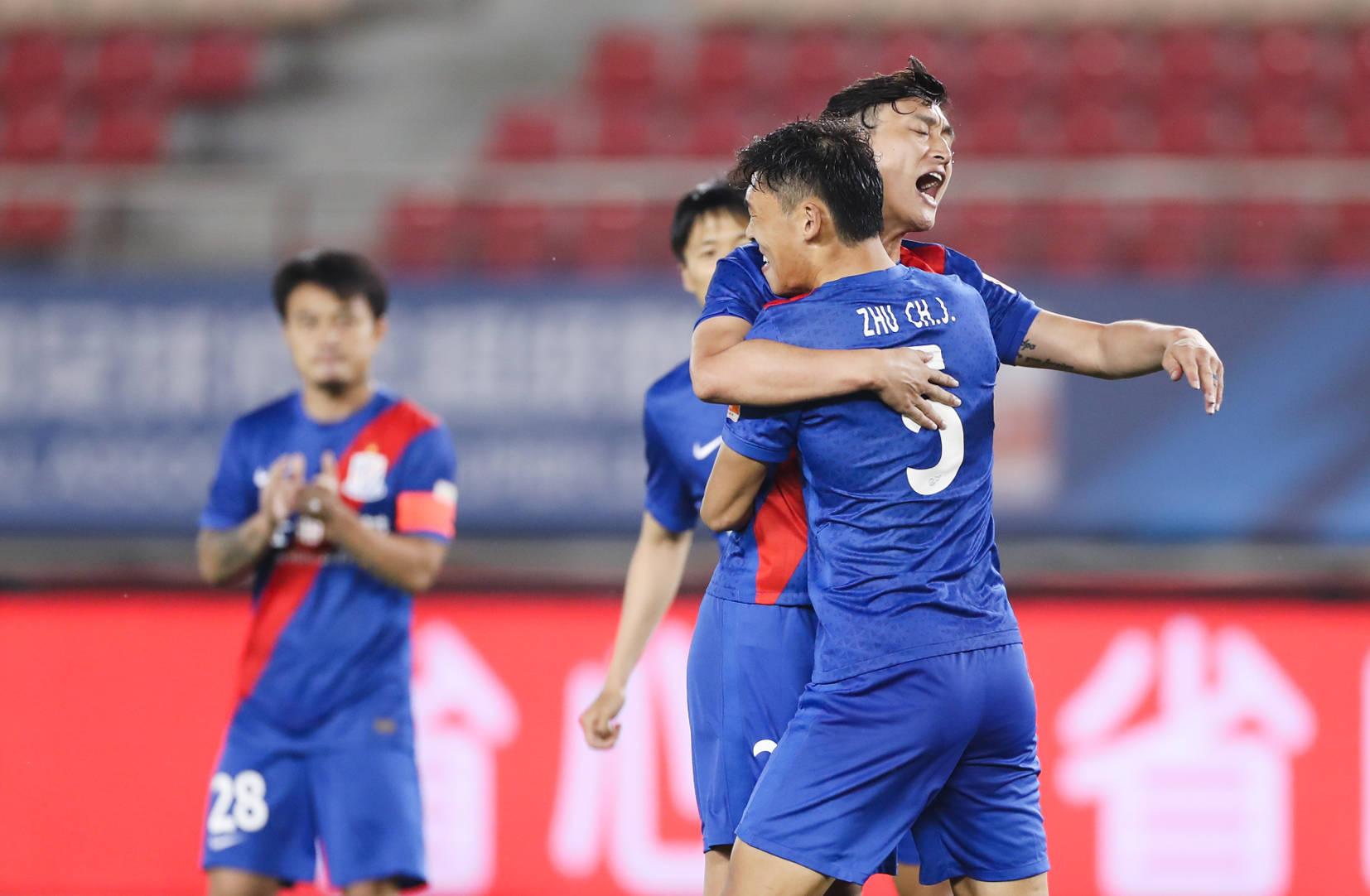 大连(辽宁,2022年6月3日6月3日,上海申花队球员朱辰杰(前)罚进点球后