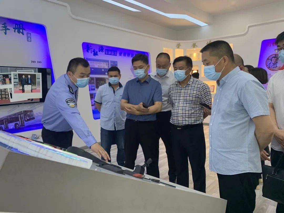 宜兴市交通运输局等单位领导到无锡公交集团参观交流