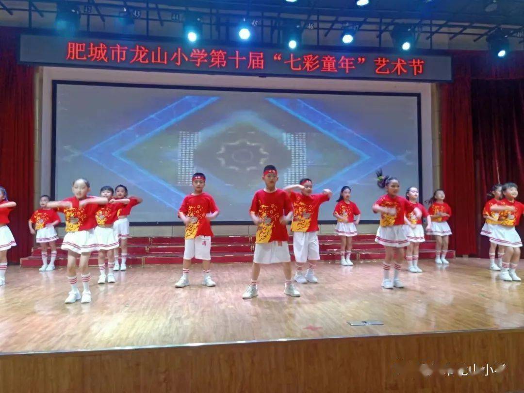 《报童晨曦》,舞蹈组合《鱼儿欢歌》,童谣串唱《明天会更好》等节目