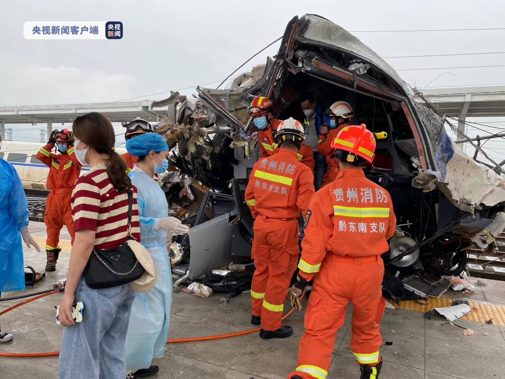 贵州省黔东南州消防救援支队赶赴列车脱线事故现场救援