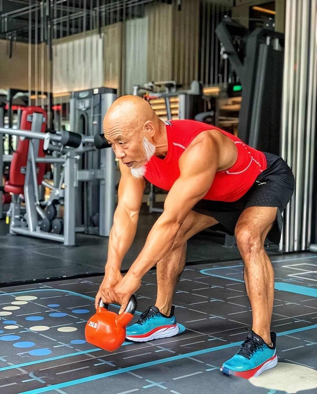 四川一大爷坚持健身24年一口气举起80公斤杠铃娶小13岁娇妻