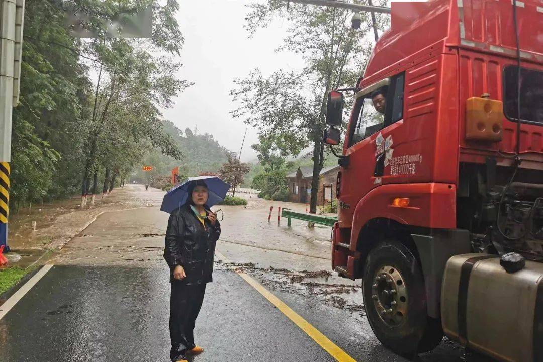 "宜丰县同安乡同安村党支部书记张金明来到该村孤寡老人熊金兰家中