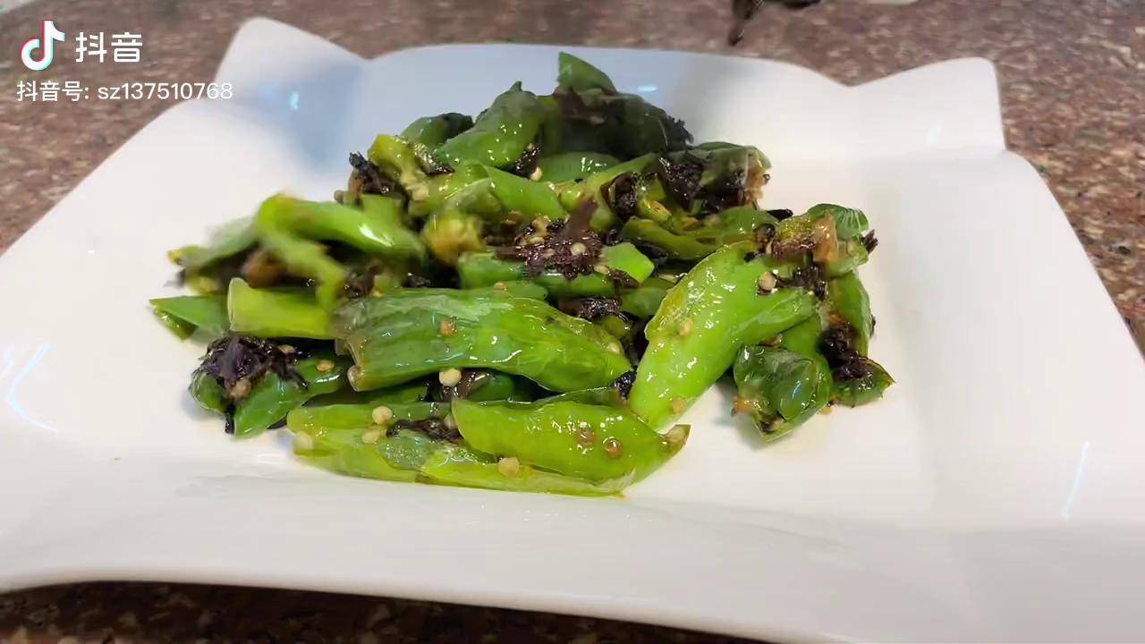 梅干菜煎辣椒这道菜估计很多人都没有吃过这是一道吃一次就让你记住的