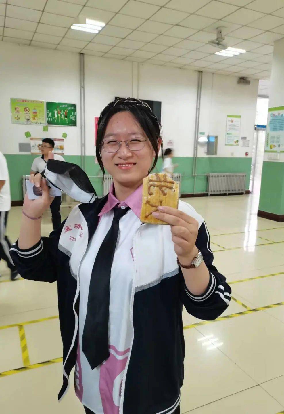 迎盛会铸忠诚强担当创业绩释放压力为爱加油宝坻一中食堂开展服务高三