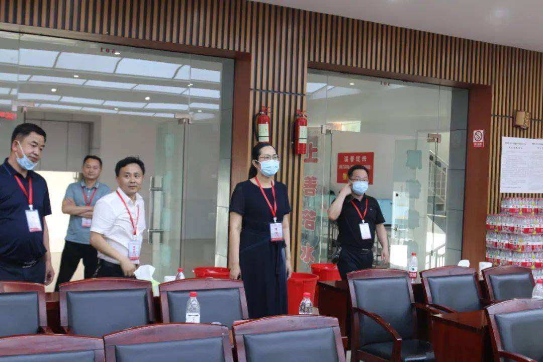 涂娟先后来到华容一中,怀乡中学两个考点,实地察看了考务办公室,保密