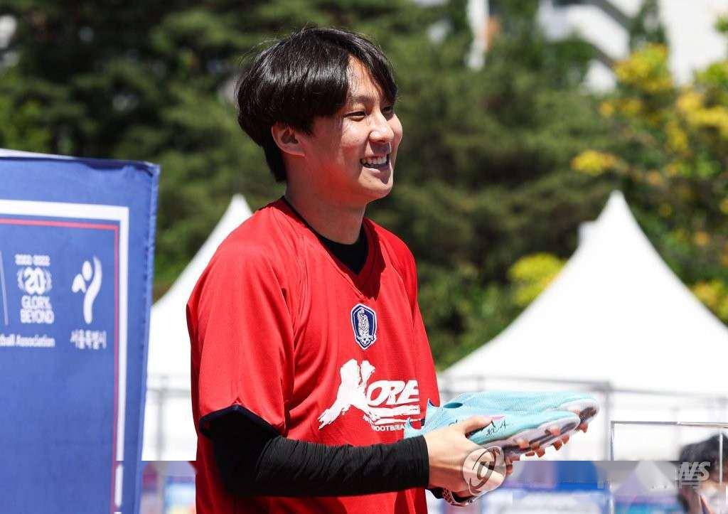 孙兴慜签名战靴被大学生1600万韩元买下会把它当成传家宝