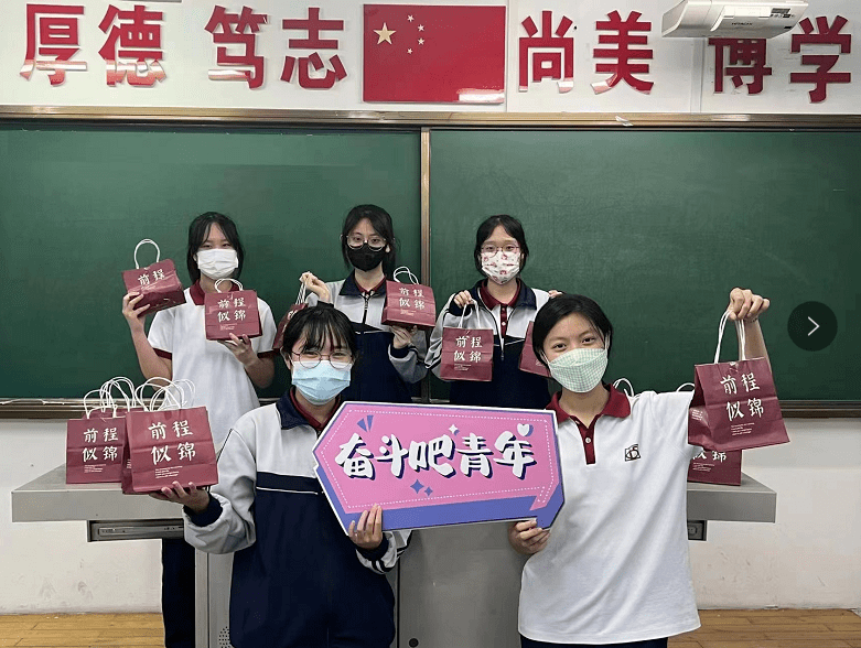 6月4日下午17时,大连市第十五中学2022届高考壮行仪式在学校操场如约
