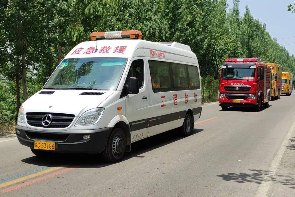 随着警报拉响,灾情就是命令,救护大队迅速成立防汛抗洪应急救援指挥部