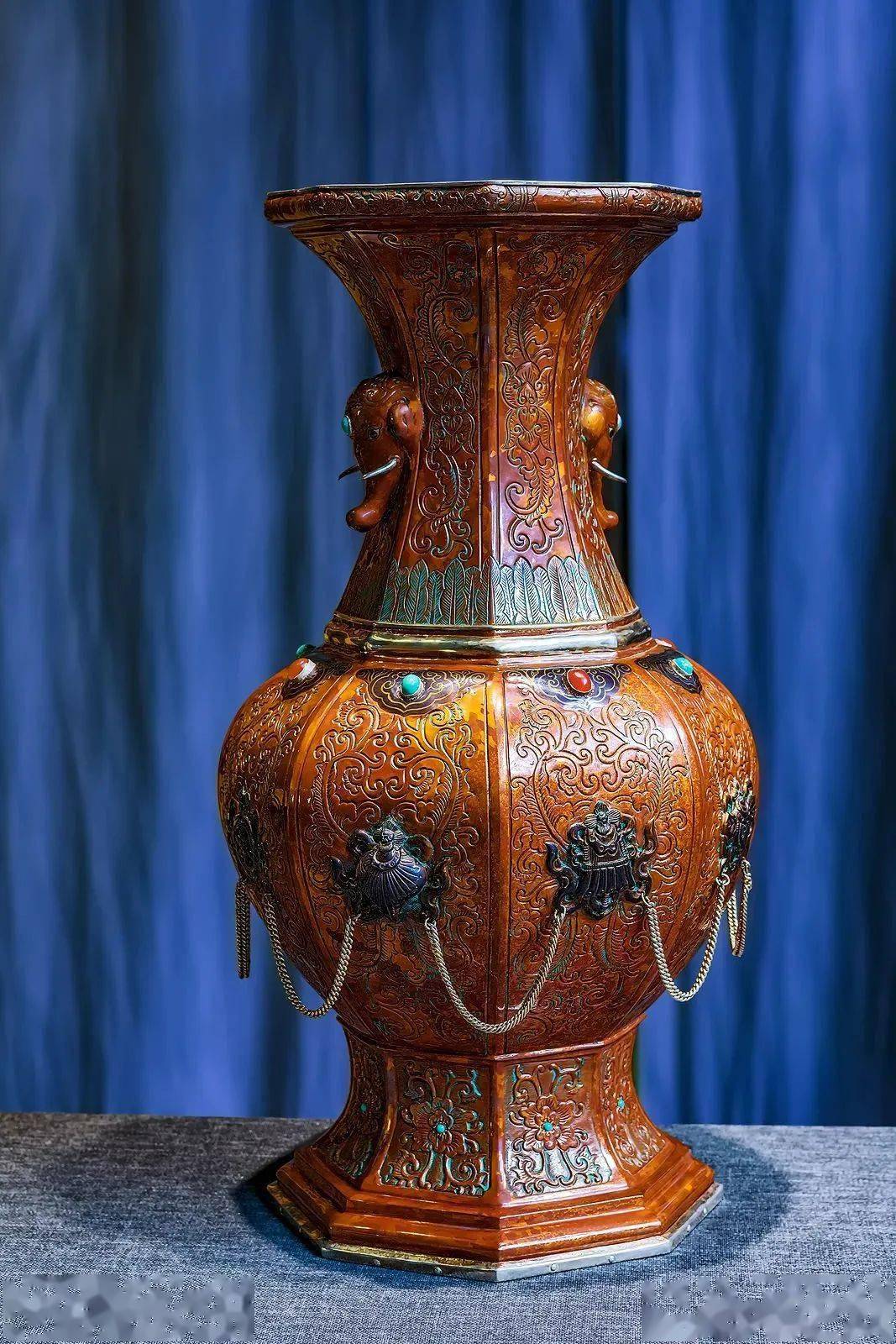 斑铜,是云南特有的金属工艺品,距今已经有三百多年的历史.