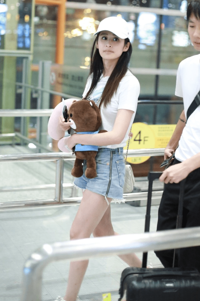 颖儿穿得普通但不影响气质,白t恤配牛仔裤好清爽,就是瘦过头了_白色