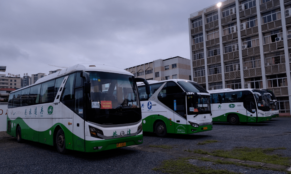 在广东北江实验学校,该校一早就安排了大巴车,护送学校第一批高三共