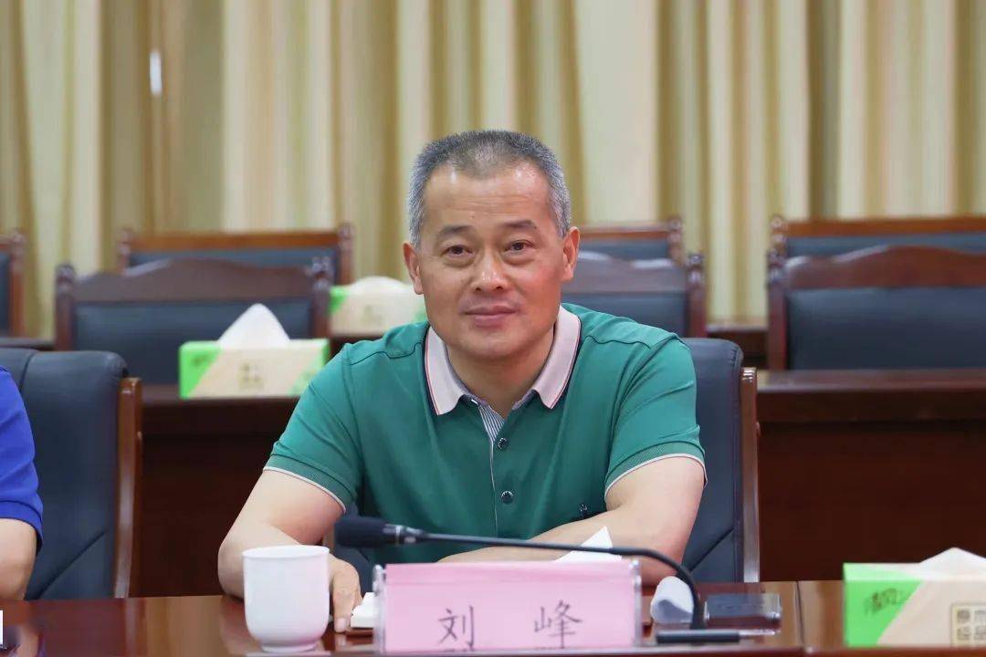 在调研座谈中,刘峰充分肯定了七都镇退役军人工作取得的阶段性成绩,他