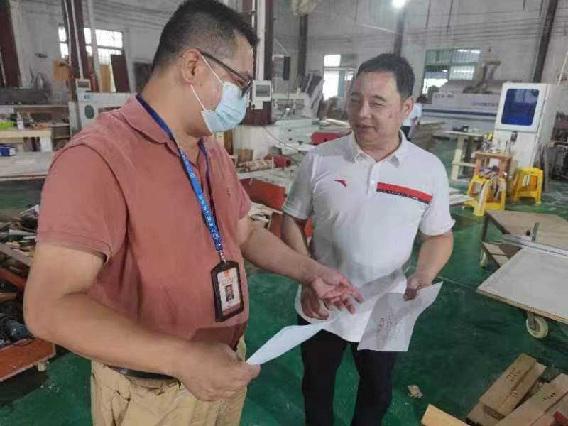 市生态环境局执法监督二科科长黄焕辉介绍说:"高考