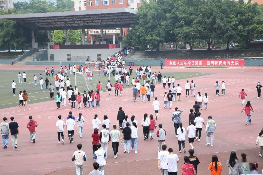 记者 张梦寒 摄早上7点多,记者在綦江中学考点看到,考生们在家长的