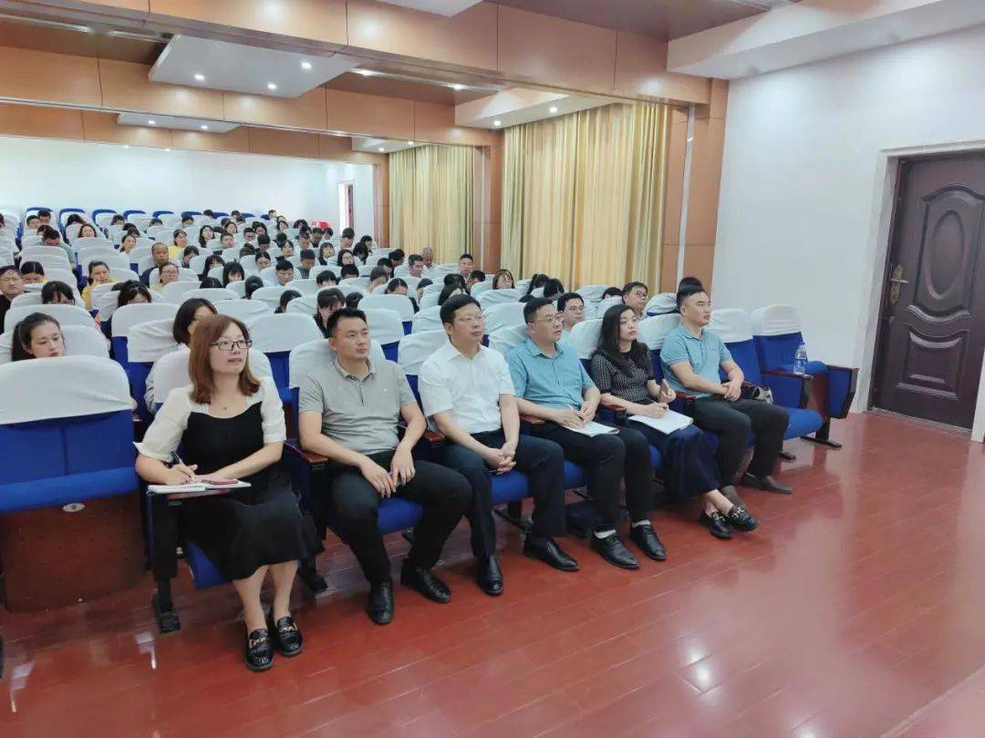 当天下午,伍仲颖老师在贵溪市实验中学多媒体教室,以"中小学生常见