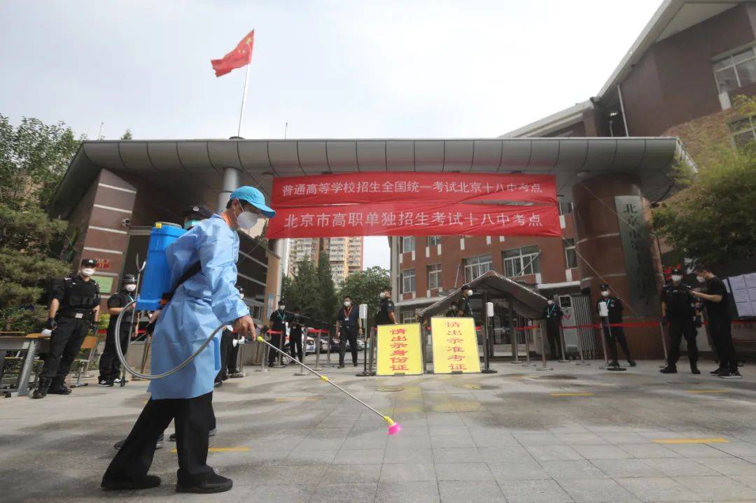 6月7日,文明引导员在入口引导考生入场.