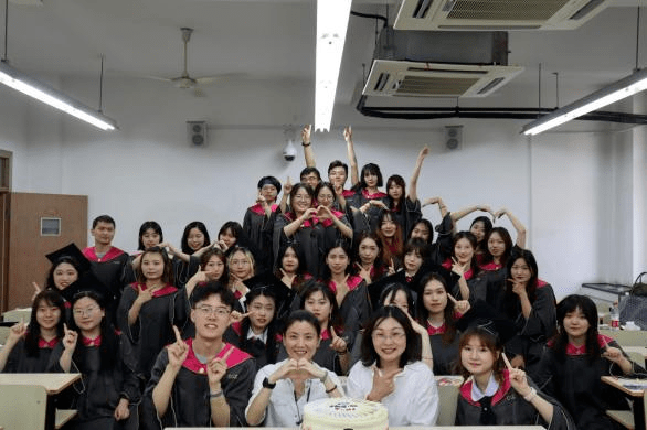 卢寒羽5月31日下午,浙江传媒学院举行了2022届毕业典礼,本次毕业典礼