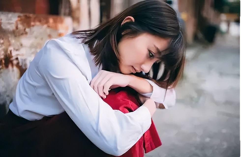 女儿大一和男友同居,怀孕4个月,男友不管,该怎么办_女孩子_家长_男孩