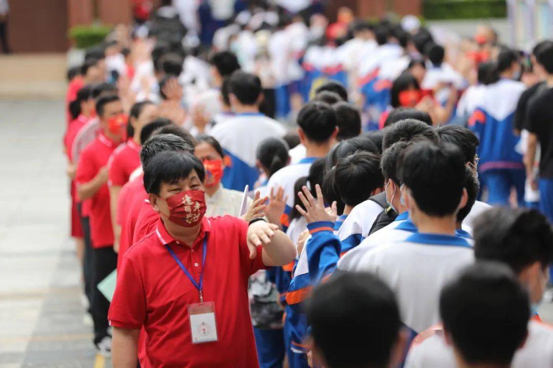 荔/城//學早上8時左右在荔城中學考點隨著送考車輛陸續到達統一身穿