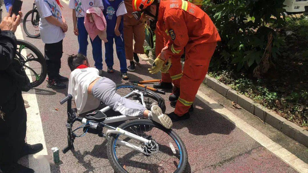 小女孩脚被自行车卡住,小伙伴求助蓝朋友,消防安全要从小抓起