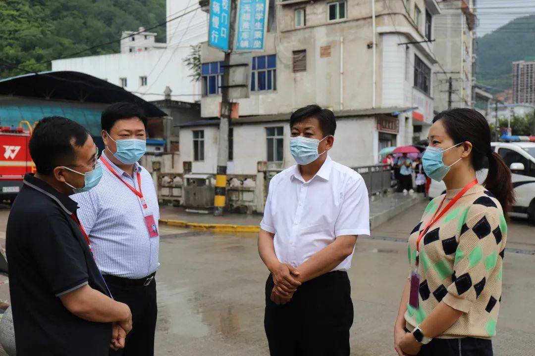 镇巴突降暴雨韩雄立即前往镇巴中学