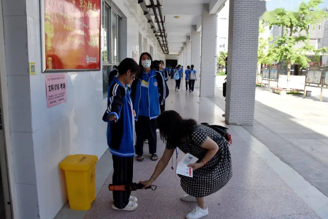 灵宝三高考点灵宝实高考点灵宝一高考点天气虽热,但学生整体状态良好