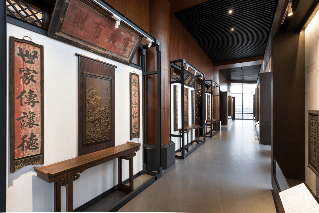 古人常常会把家训家规雕刻在门窗花板上,中国木雕博物馆收藏展出的