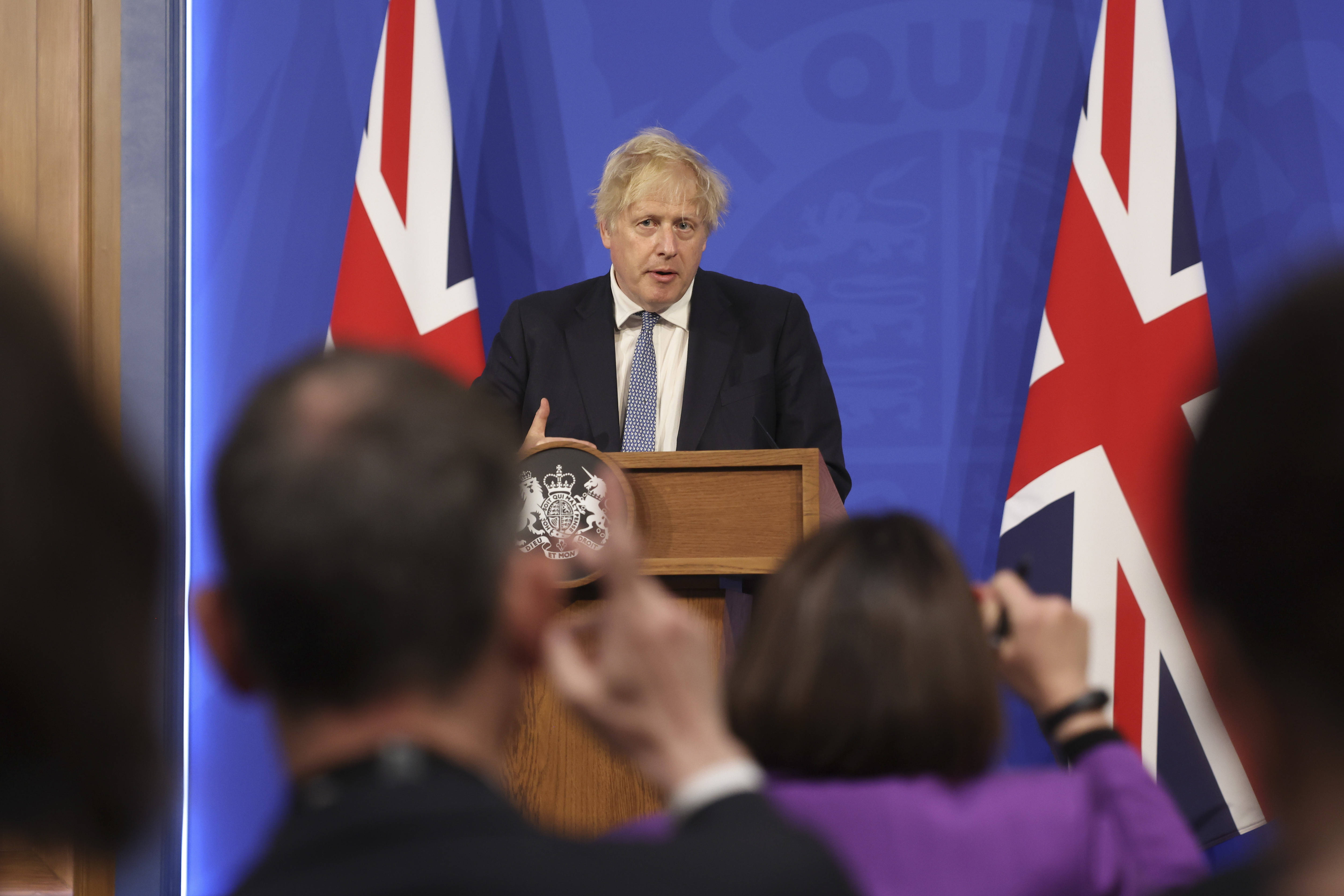 府供图)这是5月25日在伦敦拍摄的英国首相约翰逊出席新闻发布会的照片